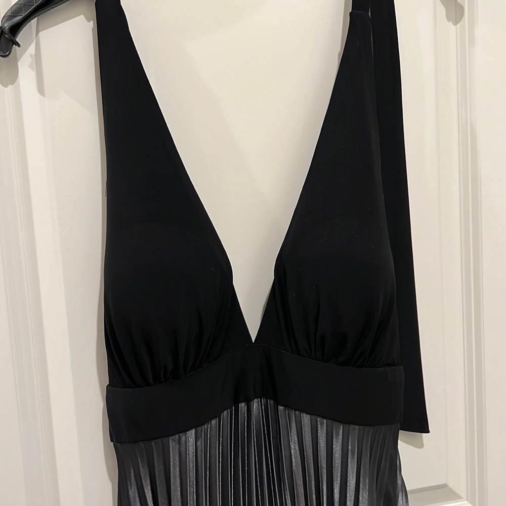 Elegant dress size 6 a beautiful color black we gray